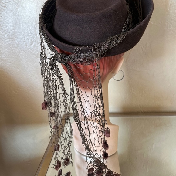 IMPRESSIVE 1940s\' BROWN FELT HAT WITH FEATHERS, GOLD TRIM + DOTTED VEILING main image 6